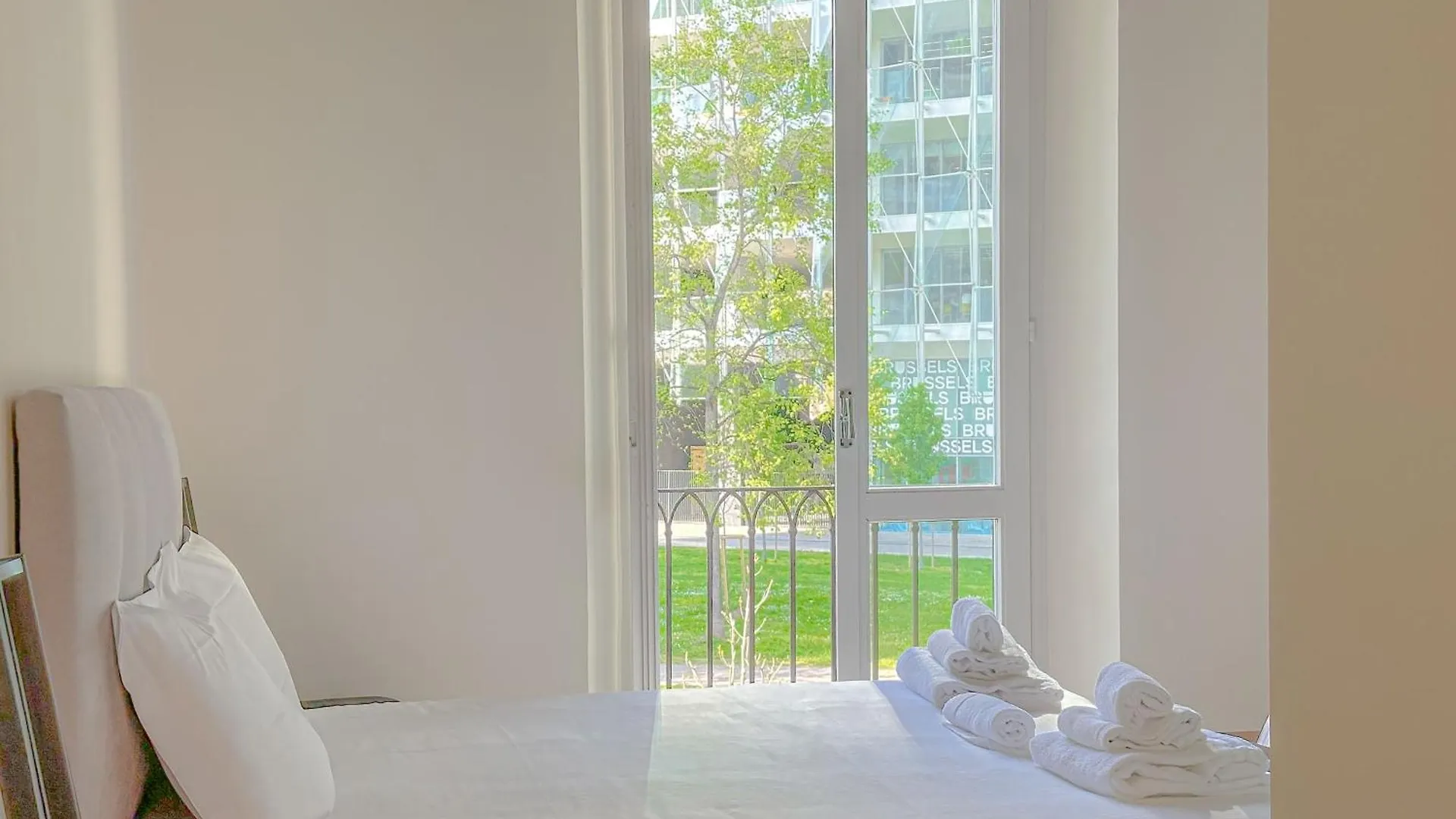 Επικοινωνία με το Castillia 22 - Terrazza Sul Bosco Verticale